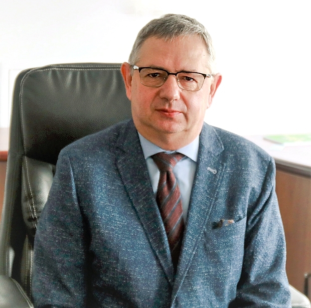 Na zdjęciu znajduje się dyrektor COBORU - prof. dr hab. Henryk Bujak w swoim gabinecie.